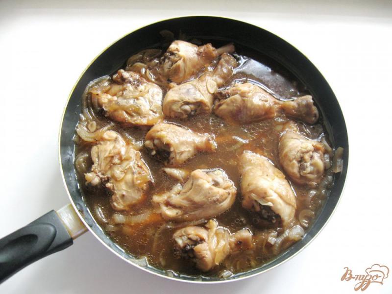 Фото приготовление рецепта: Курица в соево-луковом соусе шаг №5