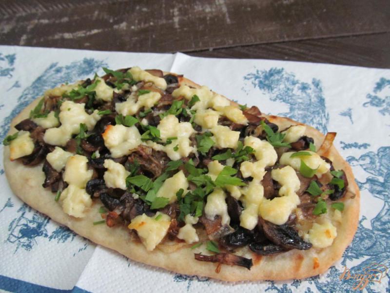 Фото приготовление рецепта: Пицца с грибами и брынзой шаг №7