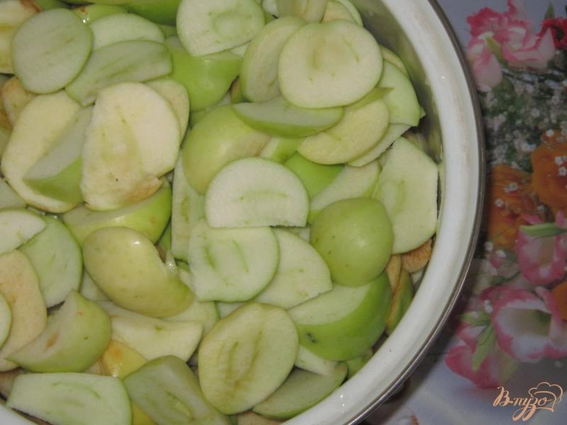 Фото приготовление рецепта: Компот из яблок и черной смородины на зиму шаг №1