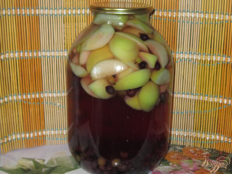 Фото приготовление рецепта: Компот из яблок и черной смородины на зиму шаг №6
