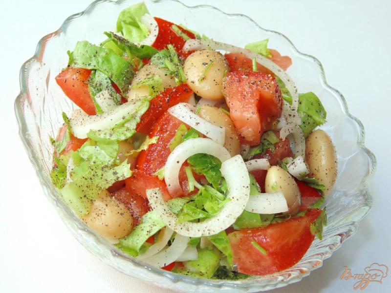 Фото приготовление рецепта: Салат из помидоров с белой фасолью шаг №6