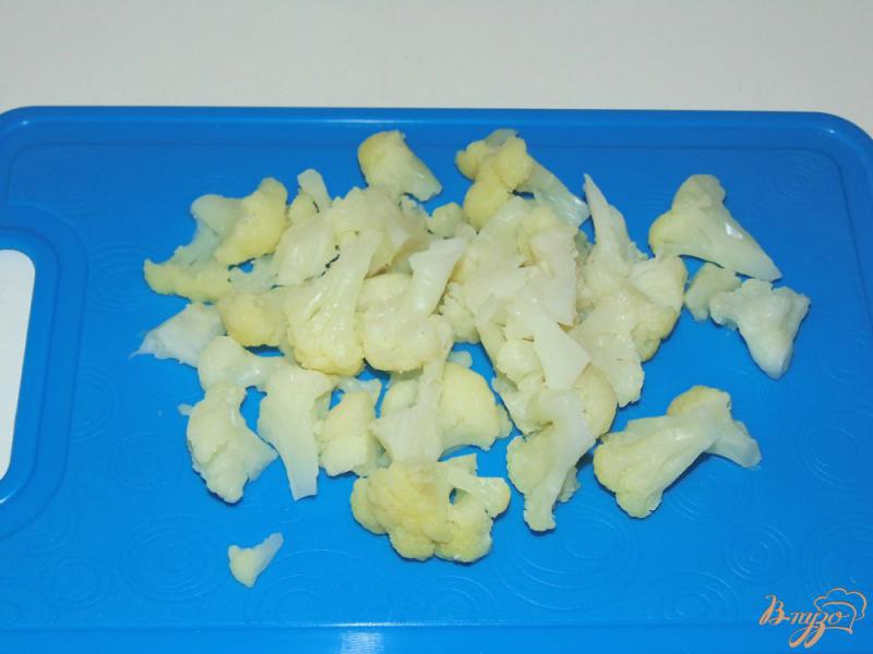 Фото приготовление рецепта: Салат из цветной капусты с черной фасолью шаг №2
