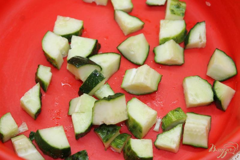 Фото приготовление рецепта: Салат с вялеными помидорами и свежими овощами шаг №1