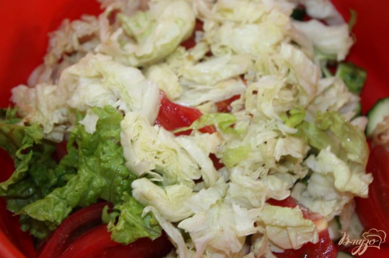 Фото приготовление рецепта: Салат с вялеными помидорами и свежими овощами шаг №3