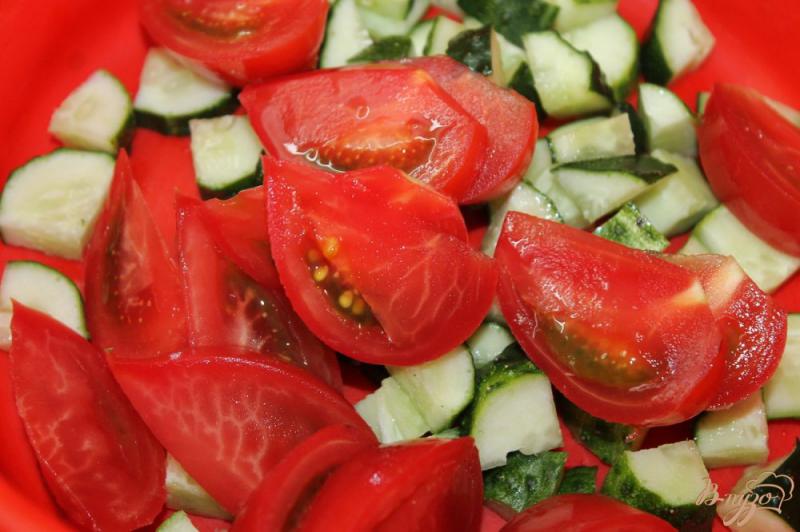Фото приготовление рецепта: Салат с вялеными помидорами и свежими овощами шаг №2
