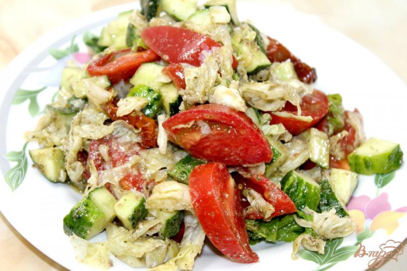 Фото приготовление рецепта: Салат с вялеными помидорами и свежими овощами шаг №6