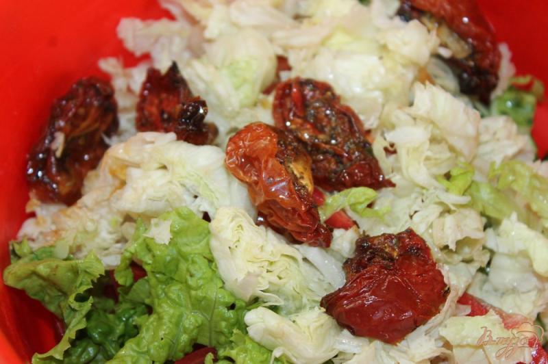Фото приготовление рецепта: Салат с вялеными помидорами и свежими овощами шаг №4