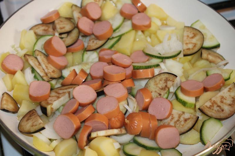 Фото приготовление рецепта: Картофель жаренный с овощами по сезону, сосисками и вялеными томатами шаг №4