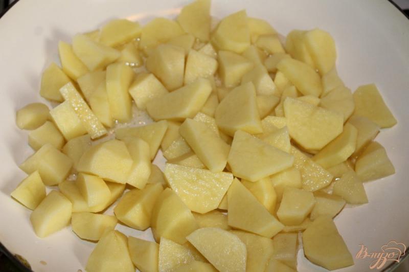 Фото приготовление рецепта: Картофель жаренный с овощами по сезону, сосисками и вялеными томатами шаг №1