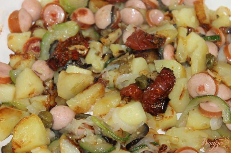 Фото приготовление рецепта: Картофель жаренный с овощами по сезону, сосисками и вялеными томатами шаг №5