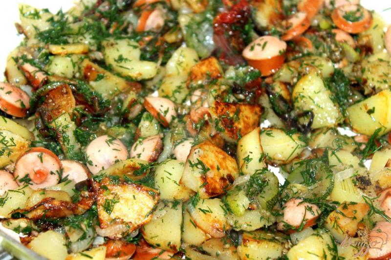 Фото приготовление рецепта: Картофель жаренный с овощами по сезону, сосисками и вялеными томатами шаг №7