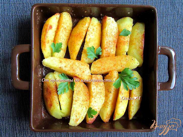 Фото приготовление рецепта: Картофель с адыгейской солью и паприкой шаг №6