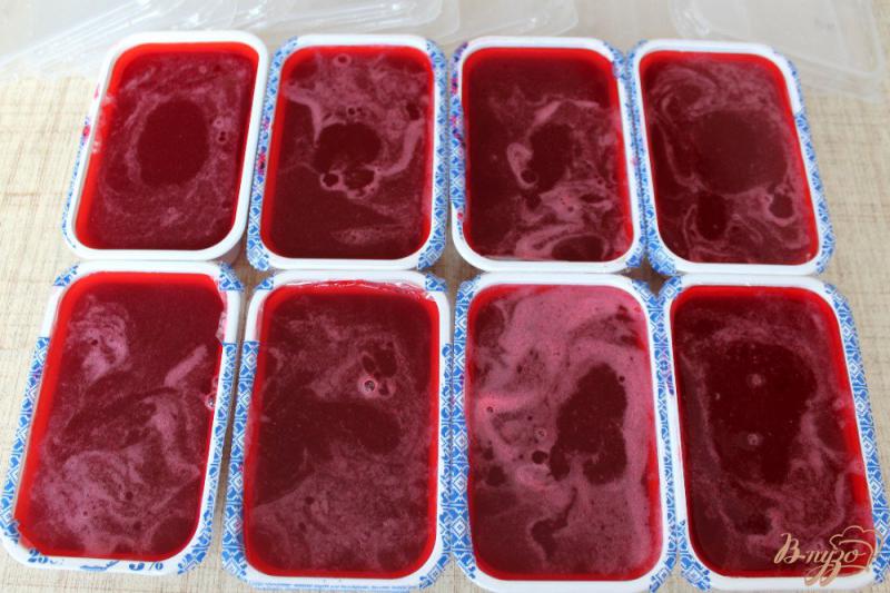 Фото приготовление рецепта: Заморозка красной смородины без косточек шаг №5