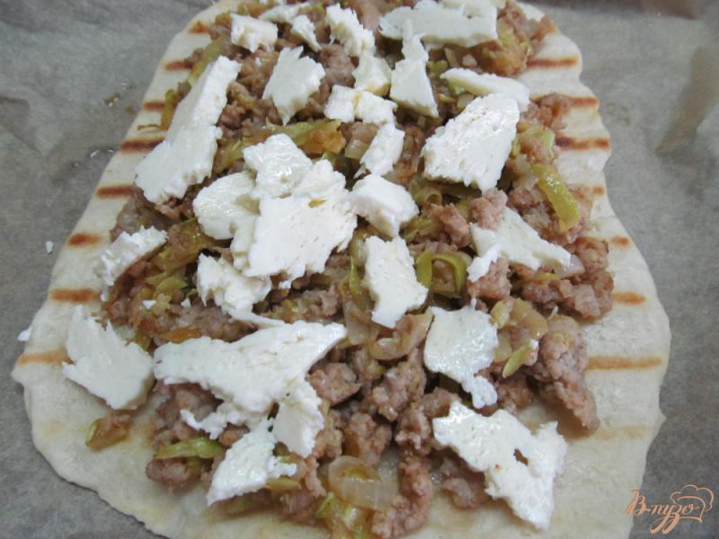 Фото приготовление рецепта: Пицца на гриле с мясным фаршем шаг №7