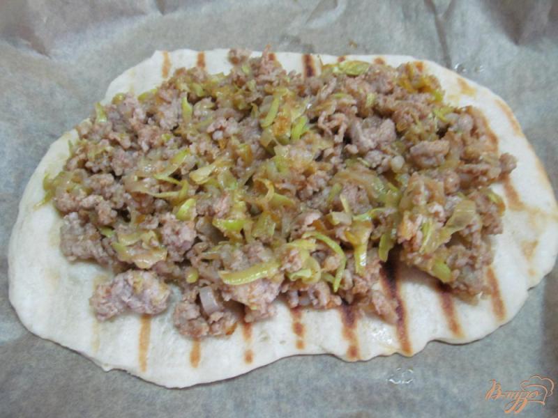 Фото приготовление рецепта: Пицца на гриле с мясным фаршем шаг №6