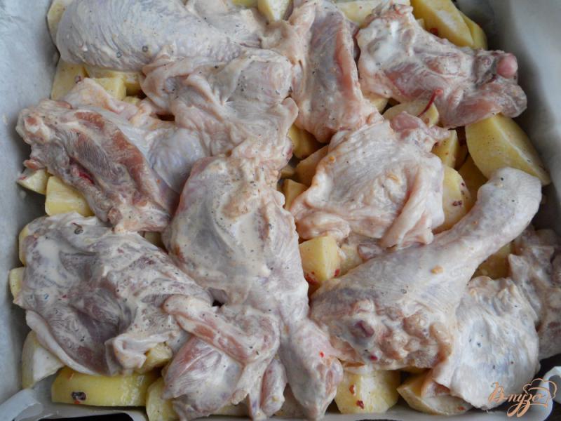 Фото приготовление рецепта: Картофель с курицей в сметане с сыром шаг №4