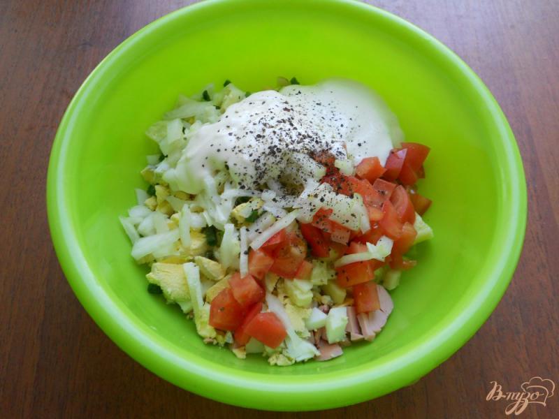 Фото приготовление рецепта: Салат с колбасой и помидорами шаг №4