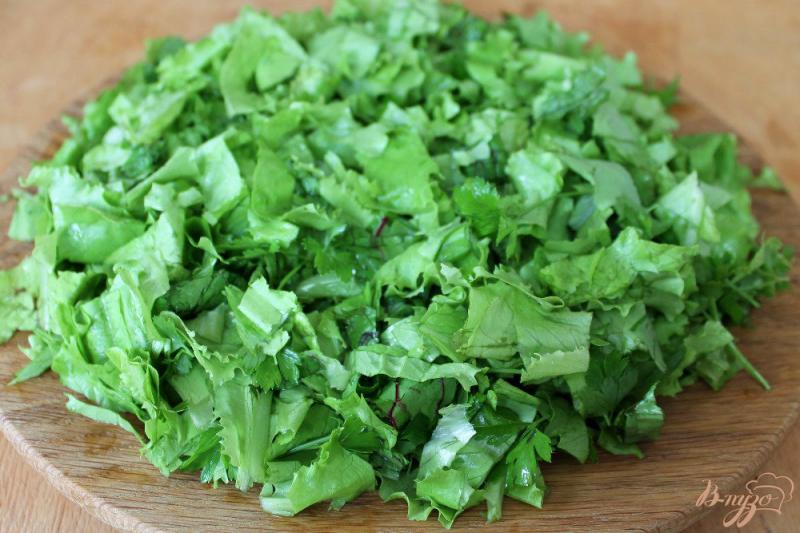 Фото приготовление рецепта: Зеленый салат с грецкими орехами чесноком и сыром шаг №1