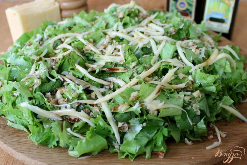 Фото приготовление рецепта: Зеленый салат с грецкими орехами чесноком и сыром шаг №5