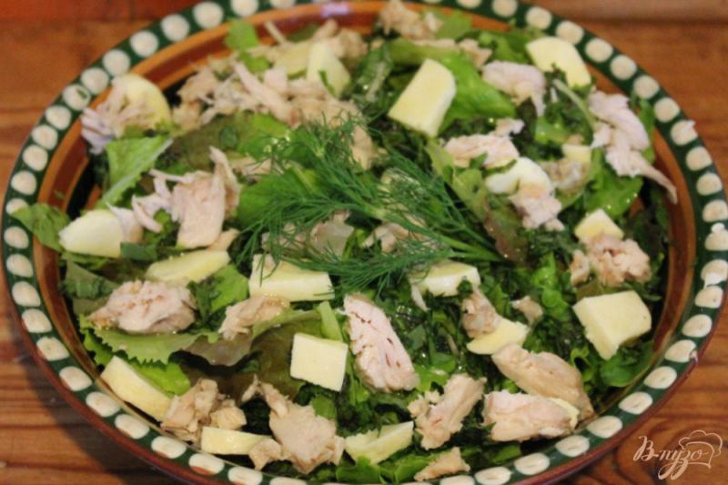 Фото приготовление рецепта: Зеленый салат с курицей и сыром сулугуни шаг №5