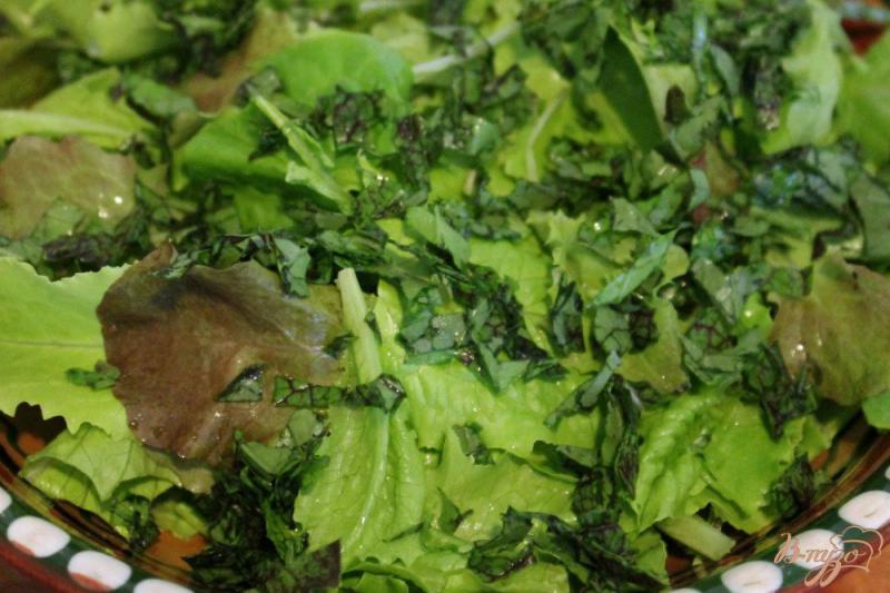 Фото приготовление рецепта: Зеленый салат с курицей и сыром сулугуни шаг №2
