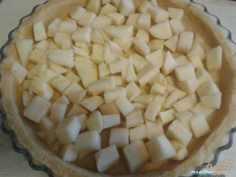 Фото приготовление рецепта: Кокосовый тарт с яблоками и грушами шаг №4