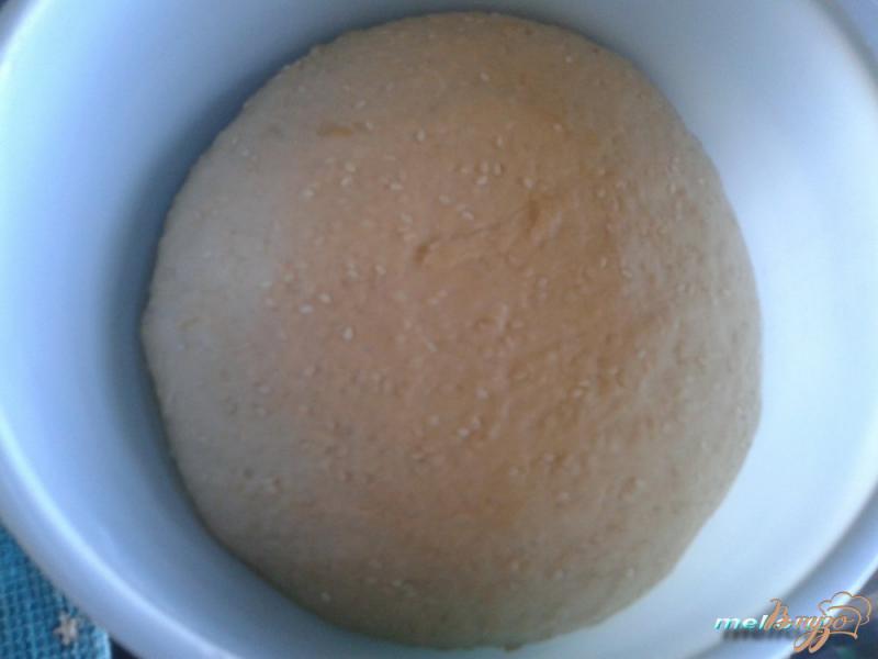 Фото приготовление рецепта: Булочки на сырном маринаде с кунжутом шаг №4