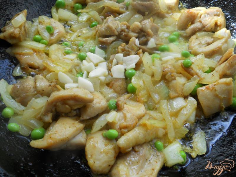 Фото приготовление рецепта: Молодой картофель с жареной курицей и горошком шаг №5