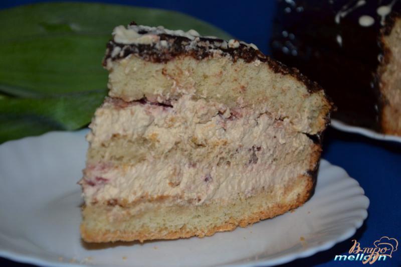 Фото приготовление рецепта: Торт со сливками и клубникой шаг №9