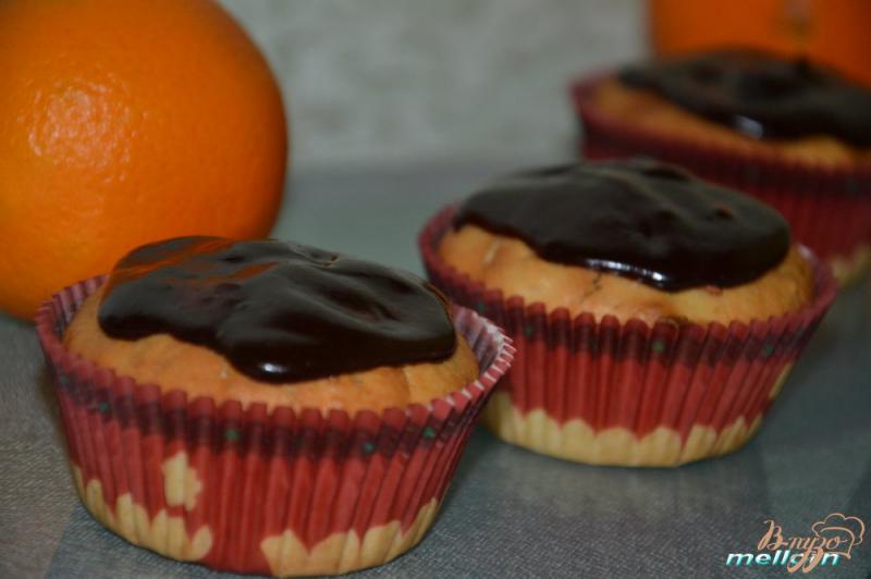 Фото приготовление рецепта: Апельсиновые кексы с шоколадной глазурью шаг №7