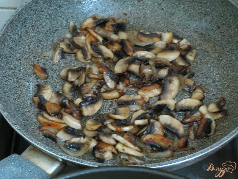 Фото приготовление рецепта: Картофель с грибами шаг №5