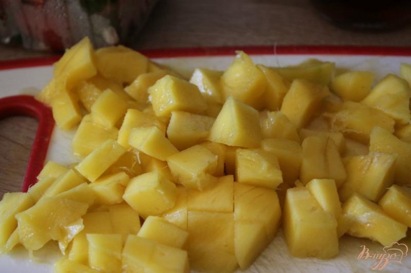 Фото приготовление рецепта: Салат с манго и клубникой шаг №1