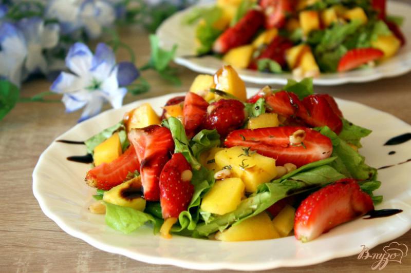 Фото приготовление рецепта: Салат с манго и клубникой шаг №7