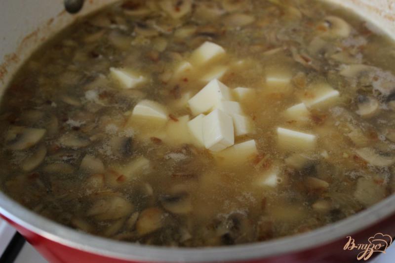 Фото приготовление рецепта: Грибной суп с сыром шаг №7