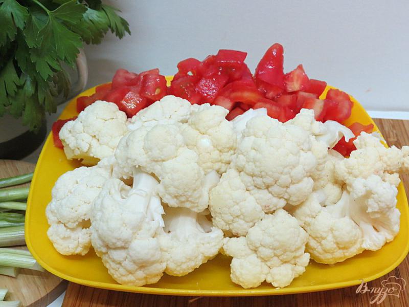 Фото приготовление рецепта: Суп из цветной капусты и помидоров (без зажарки) шаг №5