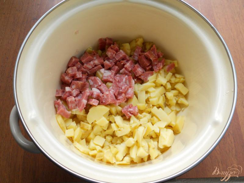 Фото приготовление рецепта: Окрошка с копченой колбасой и помидорами шаг №1