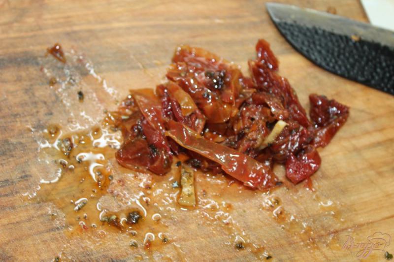 Фото приготовление рецепта: Куриная отбивная с вялеными помидорами и маринованным луком шаг №9