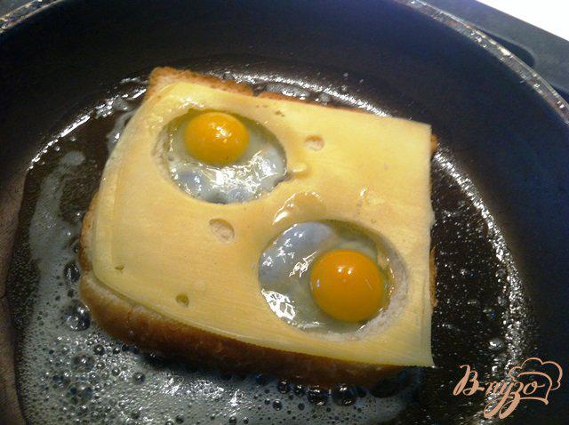 Фото приготовление рецепта: Горячий завтрак из перепелиных яиц шаг №3