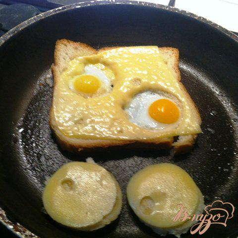 Фото приготовление рецепта: Горячий завтрак из перепелиных яиц шаг №4