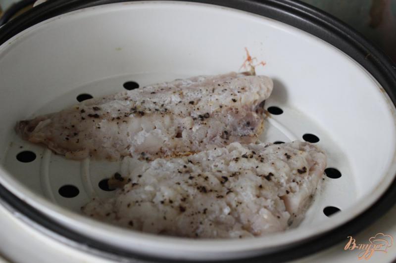 Фото приготовление рецепта: Паровое филе морского окуня под зеленым ореховым соусом шаг №2