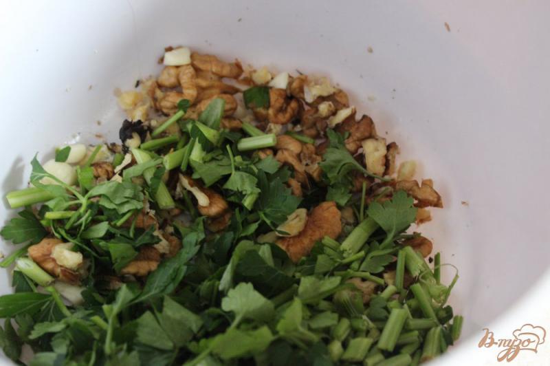 Фото приготовление рецепта: Паровое филе морского окуня под зеленым ореховым соусом шаг №4
