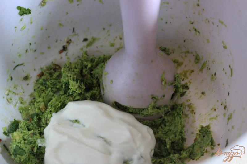 Фото приготовление рецепта: Паровое филе морского окуня под зеленым ореховым соусом шаг №7