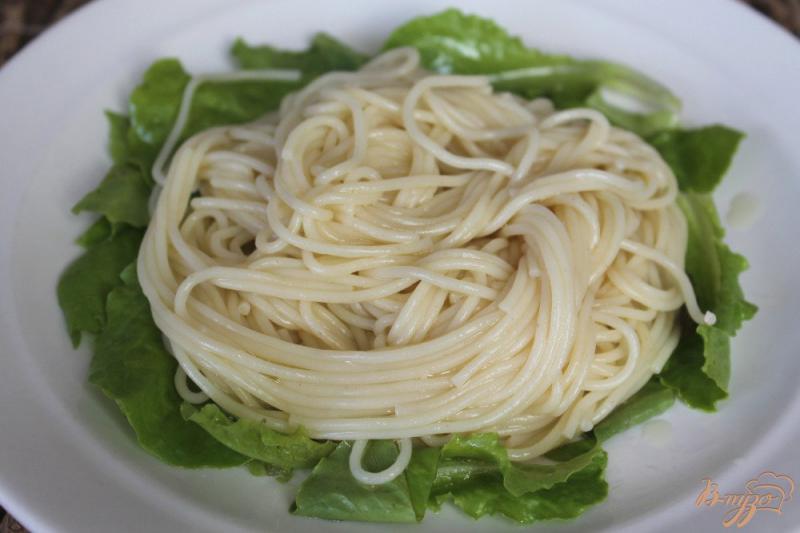 Фото приготовление рецепта: Спагетти с листьями салата и горгонзолой шаг №3