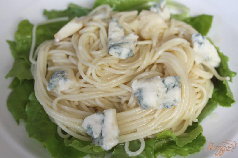 Фото приготовление рецепта: Спагетти с листьями салата и горгонзолой шаг №4