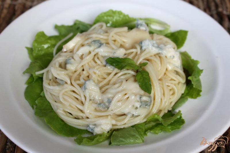 Фото приготовление рецепта: Спагетти с листьями салата и горгонзолой шаг №5
