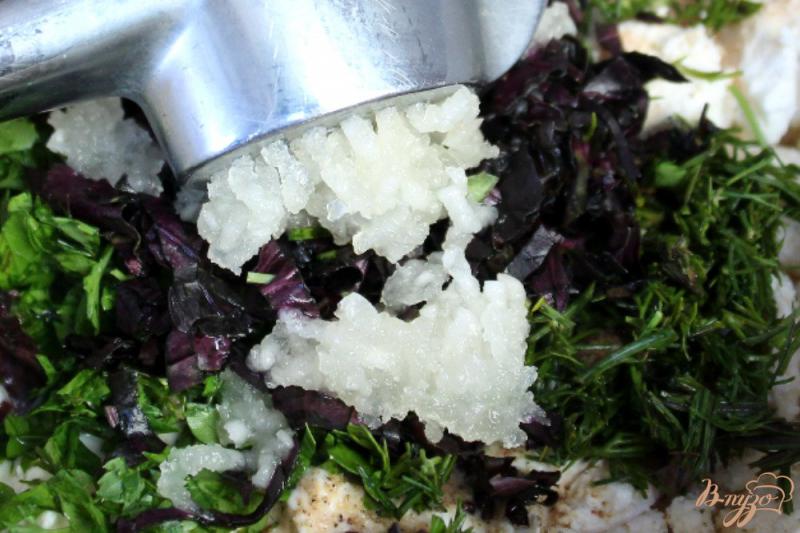 Фото приготовление рецепта: Творожный соус с зеленью и чесноком шаг №5