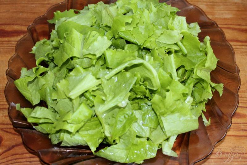 Фото приготовление рецепта: Зеленый салат с перепелиными яйцами, сыром и земляникой шаг №1