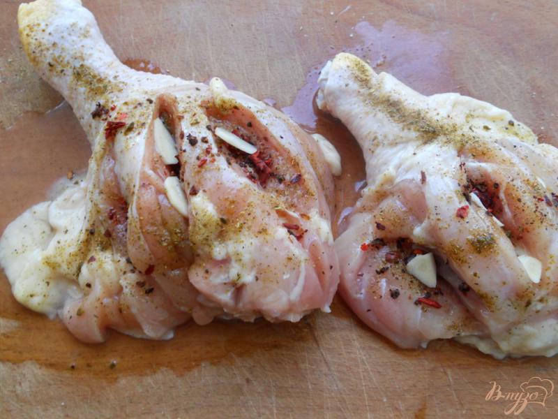 Фото приготовление рецепта: Куриные ножки фаршированные сыром и помидорами шаг №2