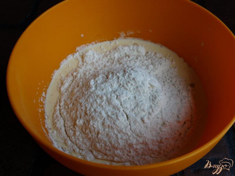 Фото приготовление рецепта: Духовые пирожки с клубникой шаг №3