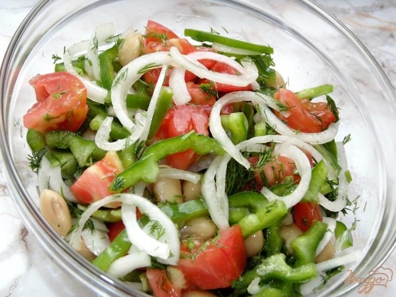 Фото приготовление рецепта: Салат из помидоров с болгарским перцем и фасолью шаг №7
